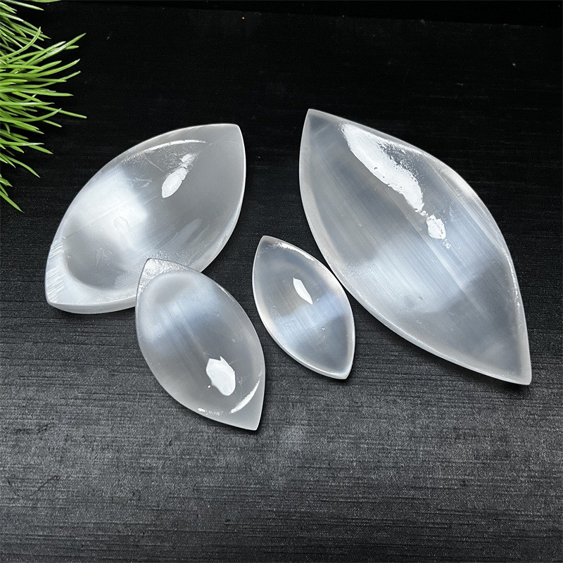 ชามเซเลไนท์ ทรงใบไม้ (Selenite Leaf-Shaped Bowl)  เสริมพลังชำระล้าง พลังงานสงบ เหมาะสำหรับวางหินหรือ