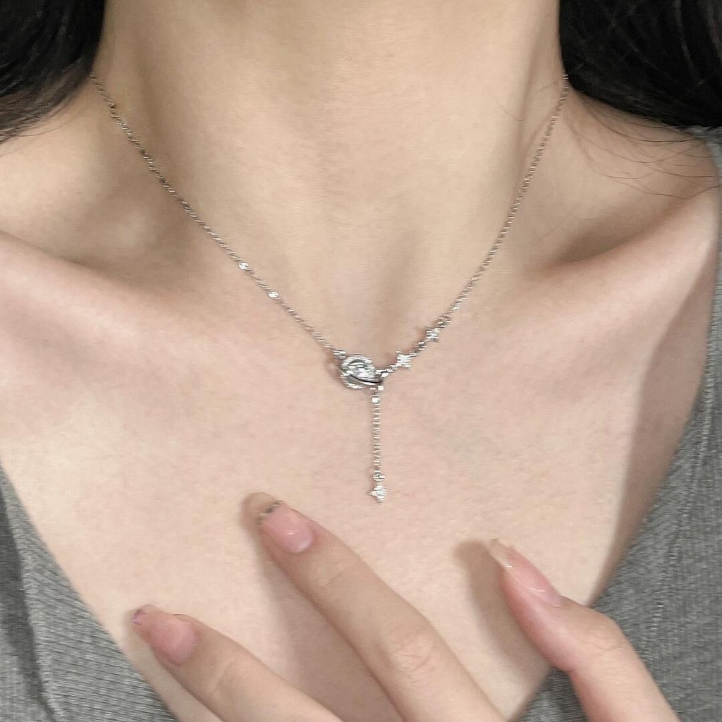 สร้อยคอ Stardust Orb: หยดคอสมิคกลั่นสําหรับชั้นไร้เทียม