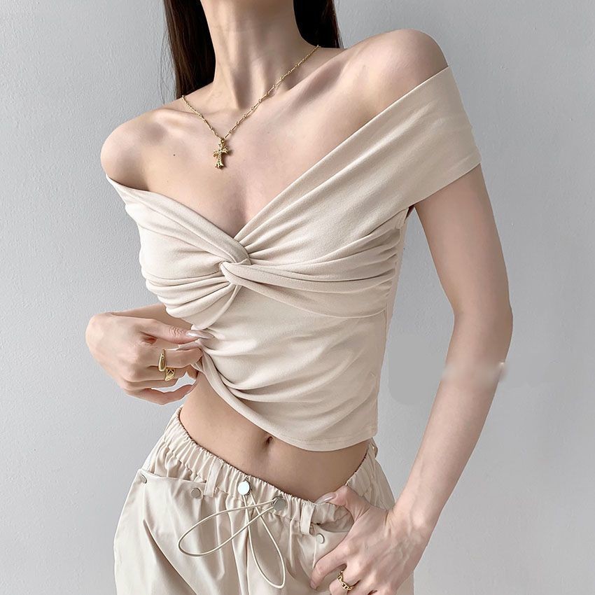 สไตล์เซ็กซี่หวานคอ V ออกแบบเสื้อยืดสั้นสไตล์เกาหลี Slim Fit แสดงการออกแบบจีบบาง ผ้าที่มีคุณภาพสูงตัวเลือกหลายสีสำหรับผู้หญิงฤดูร้อน