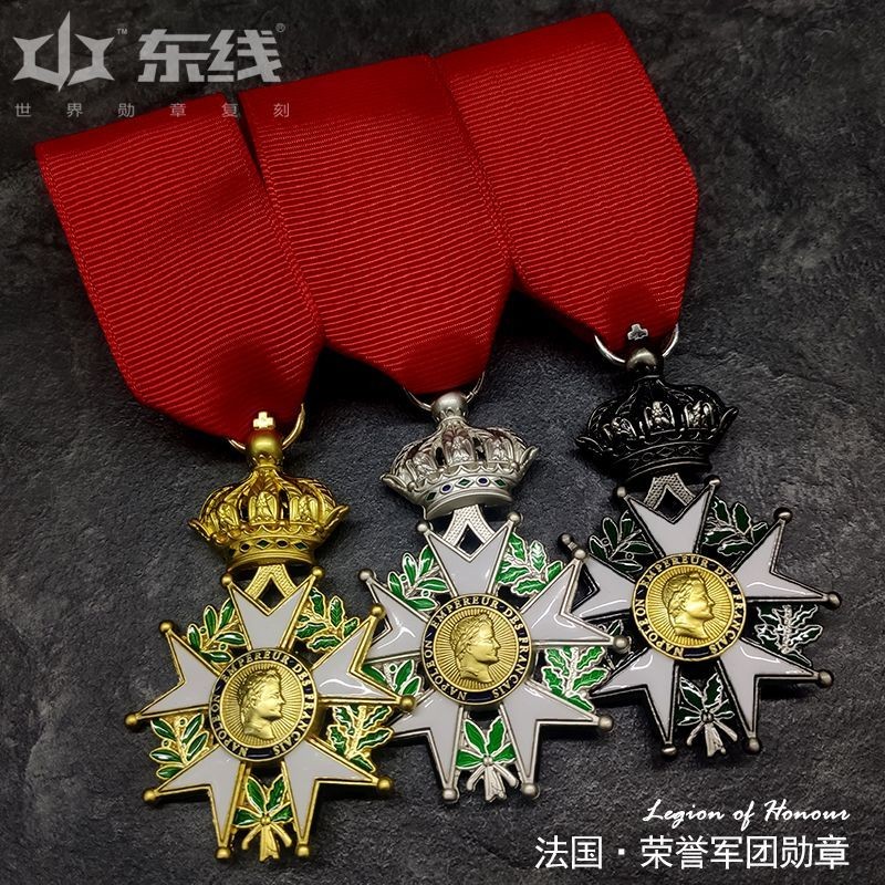 Eastern Line Replica อัศวินอาวุโสและเจ้าหน้าที่ Legion of Honor กับ_medal_of_honor