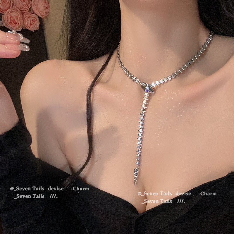 Sweet Cool สร้อยคองูผู้หญิงแฟชั่นหรูหรา Niche Clavicle Chain High-End Design สร้อยคอ I4QS