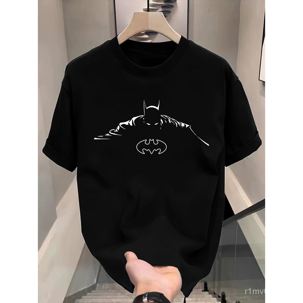 เสื้อยืดกราฟิกแบทแมนผู้ชาย WB - เสื้อยืดคอกลมสีดำสบายและสบายพร้อมดีไซน์สัญลักษณ์ค้างคาว เหมาะสำหรับกีฬา งานปาร์ตี้