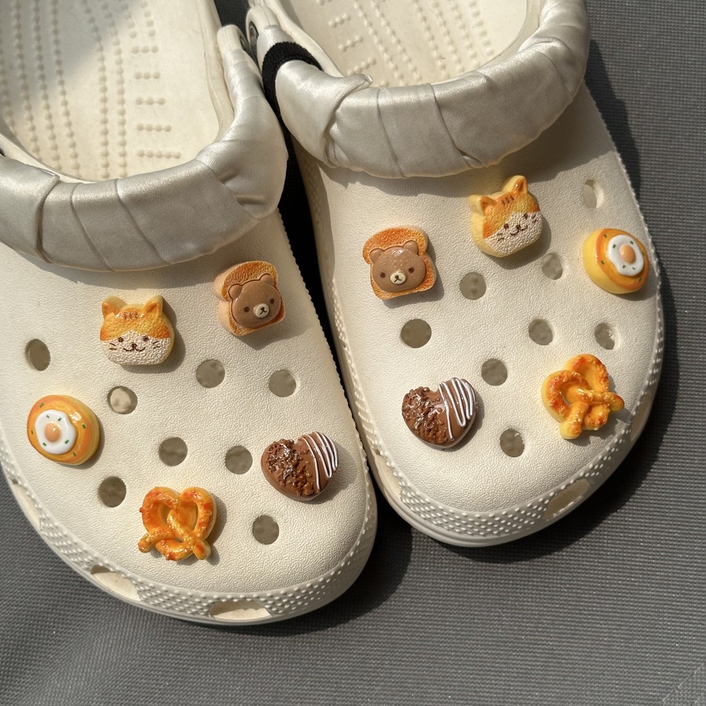 10 ชิ้นการ์ตูนแมวขนมปังไข่ DIY Viral ชุดสําหรับรองเท้าผู้หญิงอุปกรณ์เสริม