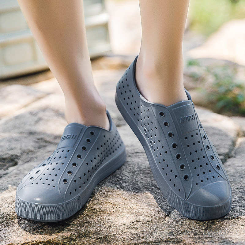 รองเท้าผู้ชายฤดูร้อน Outddor รองเท้าแตะชายหาดสําหรับผู้หญิงกันน้ํา Garden Clogs สีเบจขนาดใหญ่ 41-45