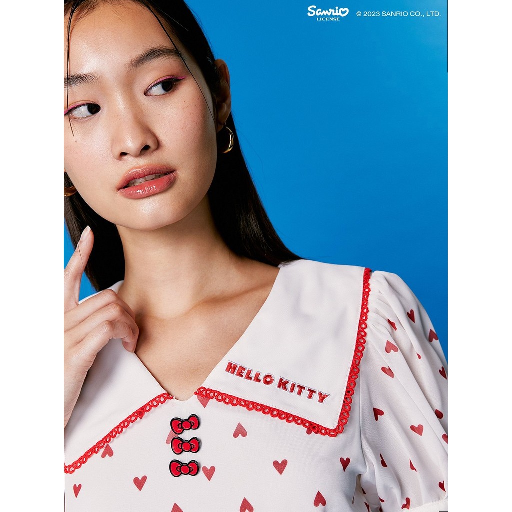 Pomelo x Hello Kitty ชุดเดรสคอปกกะลาสีดีเทลโบว์ เป็นมิตรต่อสิ่งแวดล้อม / Pomelo x Hello Kitty Sustai