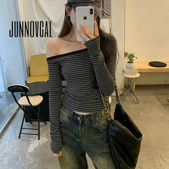 Junnovgal เสื้อยืดผู้หญิง 2024 Retro Striped คอไม่สมมาตรแขนยาว