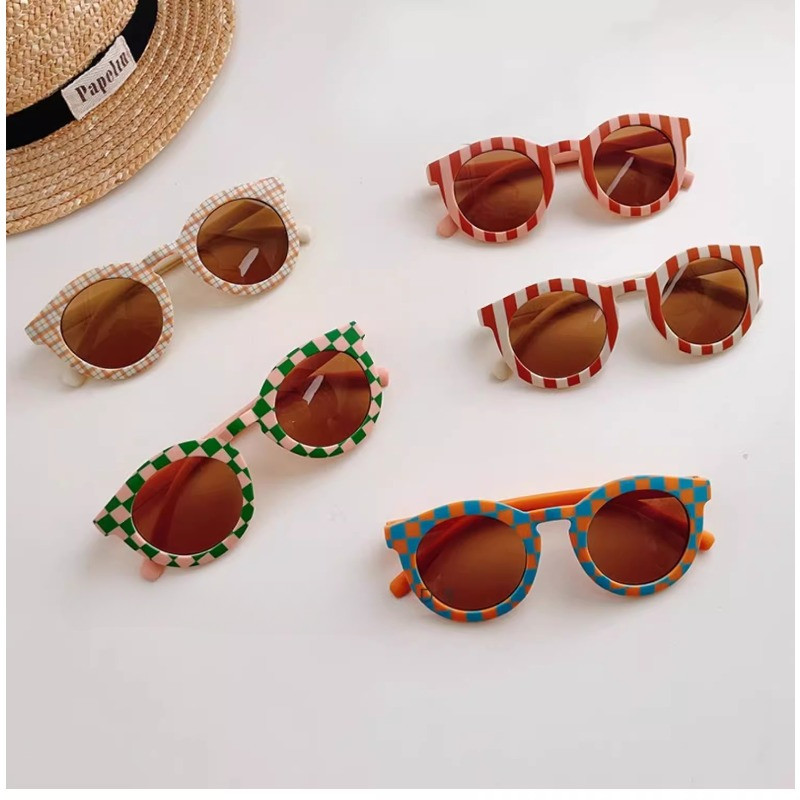 แว่นกันแดดลายสก๊อตสีน้ำตาลสำหรับเด็ก กัน UV อย่างดี