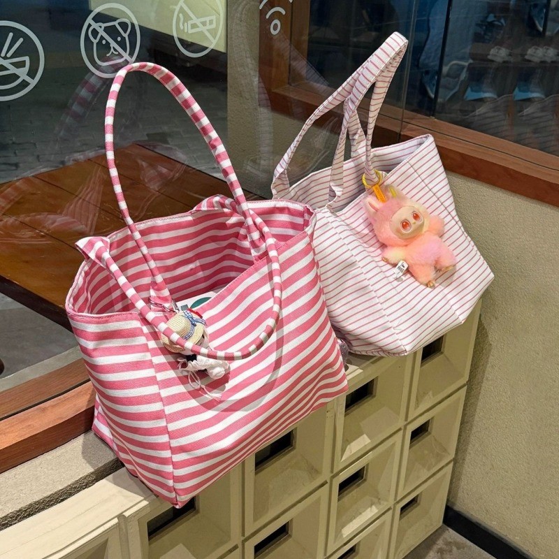 กระเป๋าโท้ทลายทางความจุมาก สไตล์เกาหลี trendy สำหรับสาวๆ ใช้งานได้หลากหลาย ถือเป็นเพื่อนคู่ใจในทุกโอกาส