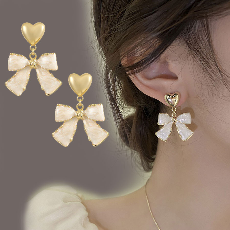 Sweet Bow Love Heart Niche Design Retro High-End Light ต่างหูแฟชั่นหรูหรา