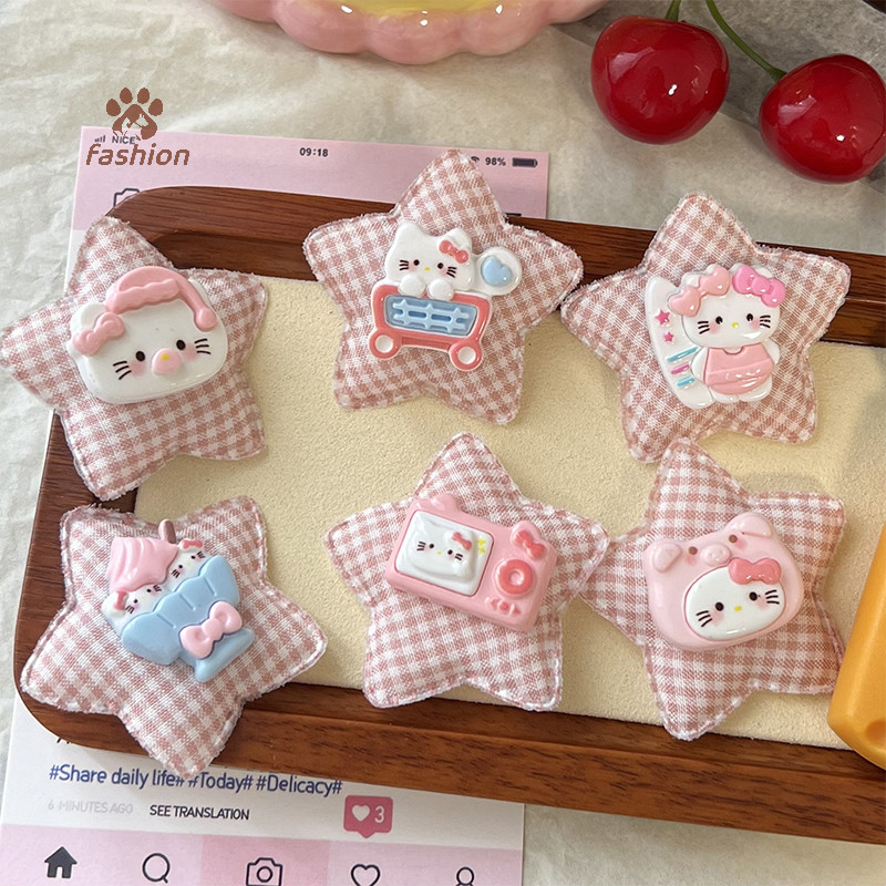 [แฟชั่น] น่ารัก Sanrio Hello Kitty Checkered Star กิ๊บติดผมสําหรับผู้หญิงสาวหวานแฟชั่นด้านข้าง Bangs คลิปการ์ตูนอุปกรณ์เสริมผมของขวัญ {TH}