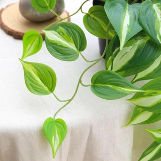 ไม้เลื้อยปีศาจประดิษฐ์ Golden Pothos ต้นไม้ปลอม,แขวนกระถางต้นไม้สําหรับลานบ้านผนังในร่มกลางแจ้งตกแต่ง (H 26in)