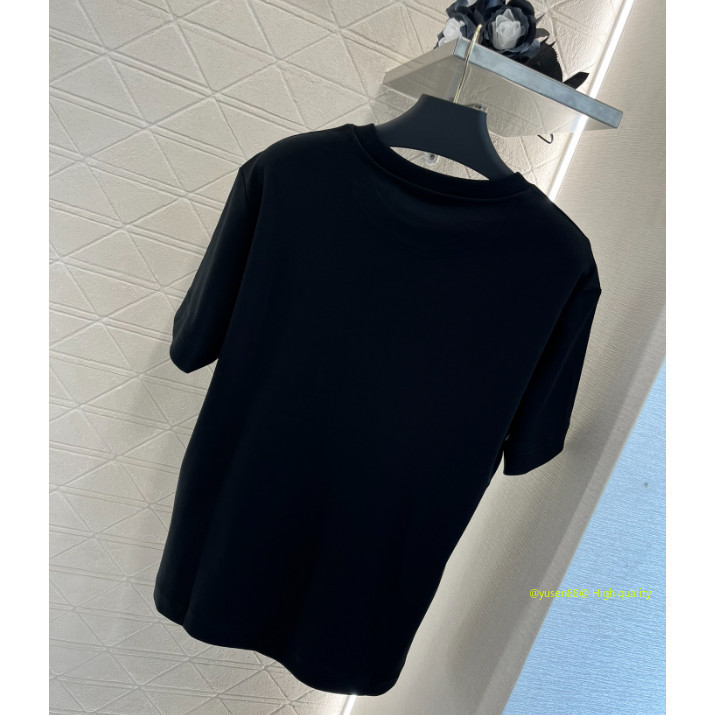 *** Hot Sale ***♥ วาเลนติน *♥ 2024 สินค้าใหม่ผ้าฝ้ายทั้งหมดวัสดุโลโก้โลหะ V Embellishment รุ่นหลวมรอบคอกระเป๋าเสื้อยืด