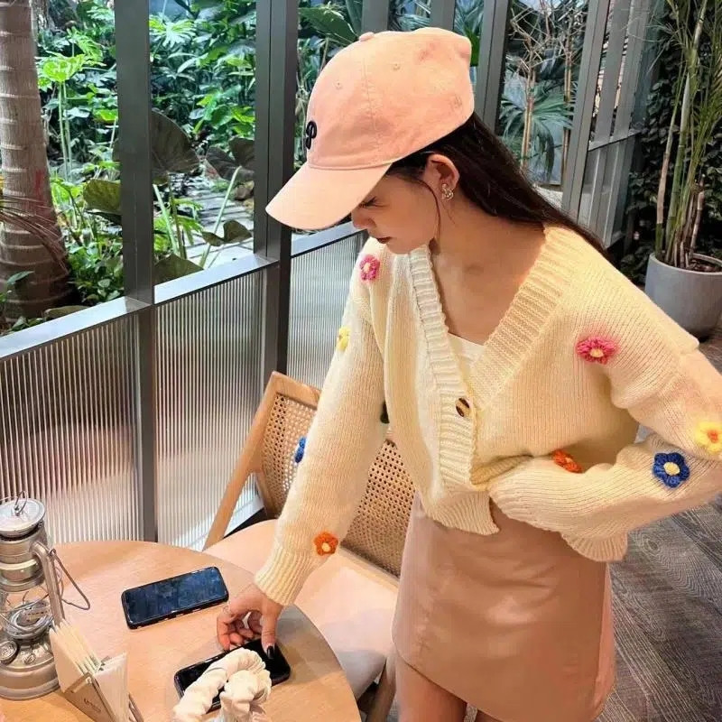 Xiao1111 เสื้อผ้าผู้หญิงขนาดบวกไขมันมม.All-Matchสไตล์หวานสั้นเสื้อกันหนาวสองกระดุมผู้หญิงสามมิติดอกไม้คอต่ําคาร์ดิแกนแขนยาวI Match Happy Hor