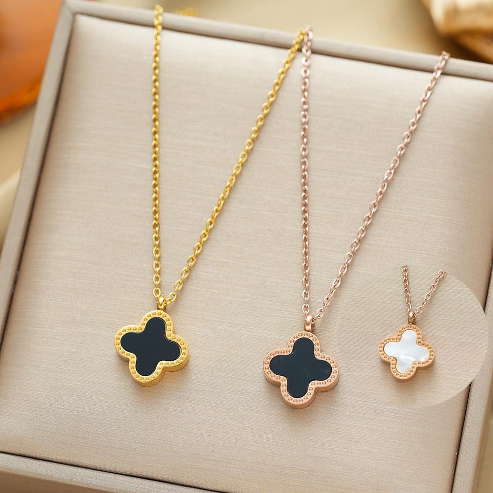 Simple All-Matchสีดําสีขาวเปลือกสองด้านFour-Leaf Cloverสร้อยคอเหล็กไทเทเนียมหญิงแฟชั่น