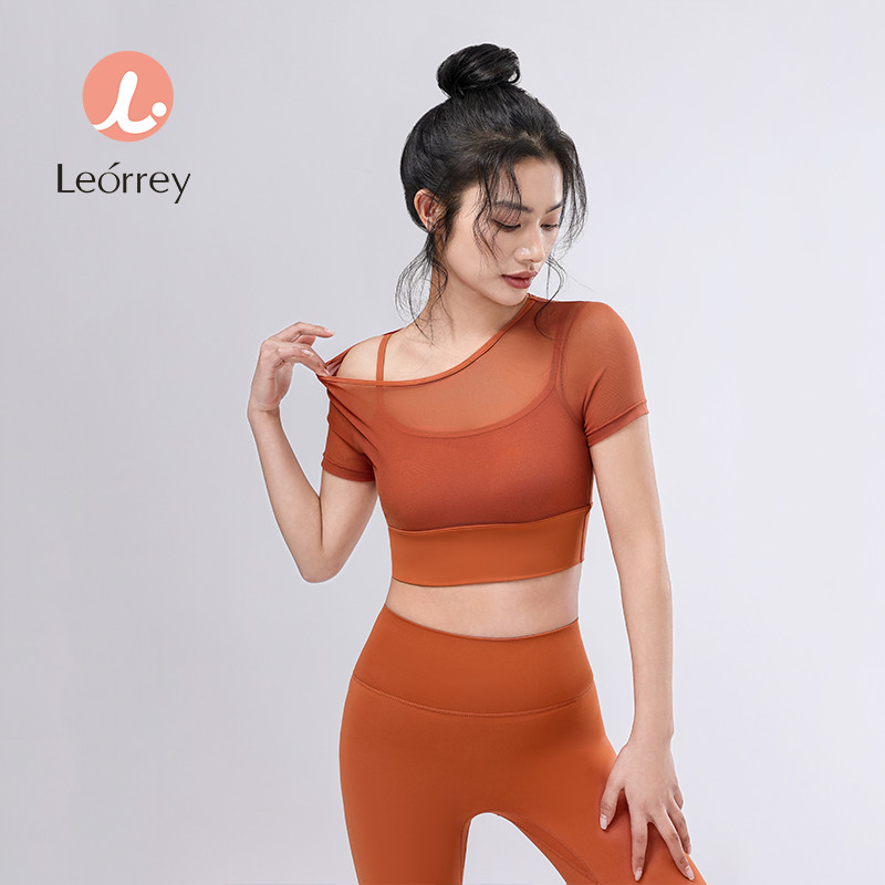 Leorrey-ชุดโยคะแขนสั้นเสื้อยืดกับแผ่นอกออกกำลังกายวิ่งตาข่ายระบายอากาศ