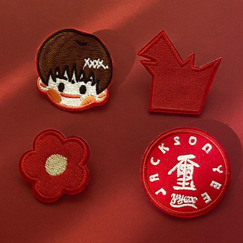 เข็มกลัดดอกไม้สีแดงแบบ Yi Yang Qianxi กับอุปกรณ์เสริมและป้ายสนับสนุน Qianhe