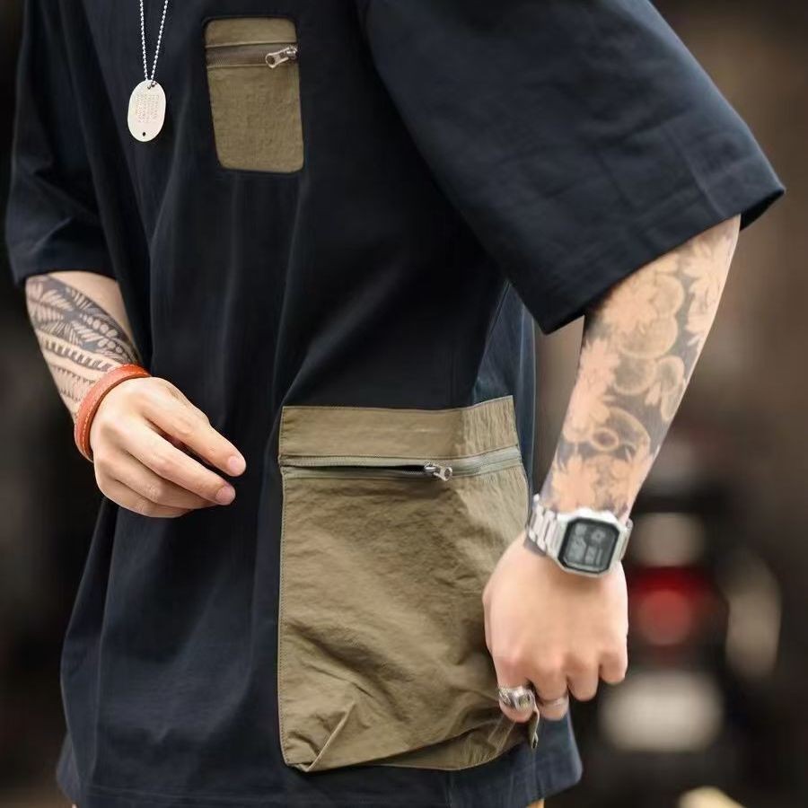 H-MILI เสื้อยืดแขนสั้นผู้ชาย สไตล์อเมริกัน มีกระเป๋าซิป  ลําลอง ออกแบบ STREET WEAR ฤดูร้อน2025