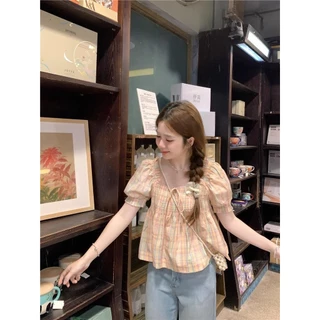C&T#เสื้อเชิ้ตแขนสั้นลายสก็อตสีชมพูสำหรับผู้หญิง เสื้อแขนตุ๊กตา ในฤดูร้อนพร้อมแขนพองหลวม สไตล์หวานและอ่อนโยนน่ารักๆ#W625