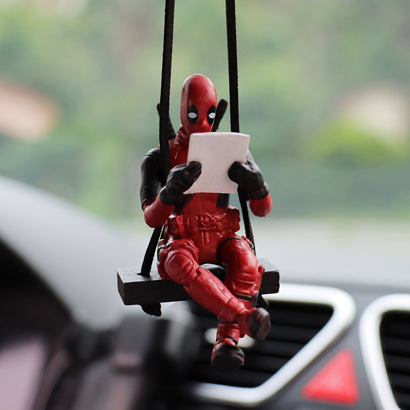 การ์ตูน Deadpool รถกระจกมองหลังจี้อ่านหนังสือ SUCK IT จี้รถอุปกรณ์ตกแต่งภายในมินิรุ่นของเล่นตัวเลขการกระทํา