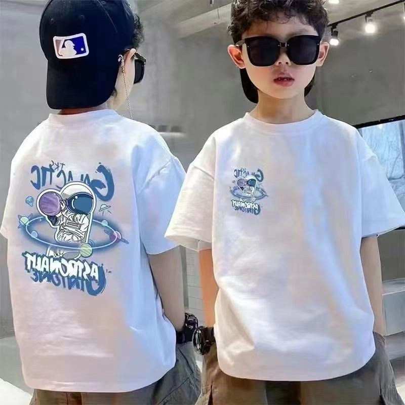 (จัดส่งตลอด 24 ชั่วโมง) เสื้อยืดแขนสั้น คอกลม แบบนิ่ม พิมพ์ลายนักบินอวกาศ สวมใส่สบาย แฟชั่นทันสมัย สําหรับเด็กผู้ชาย