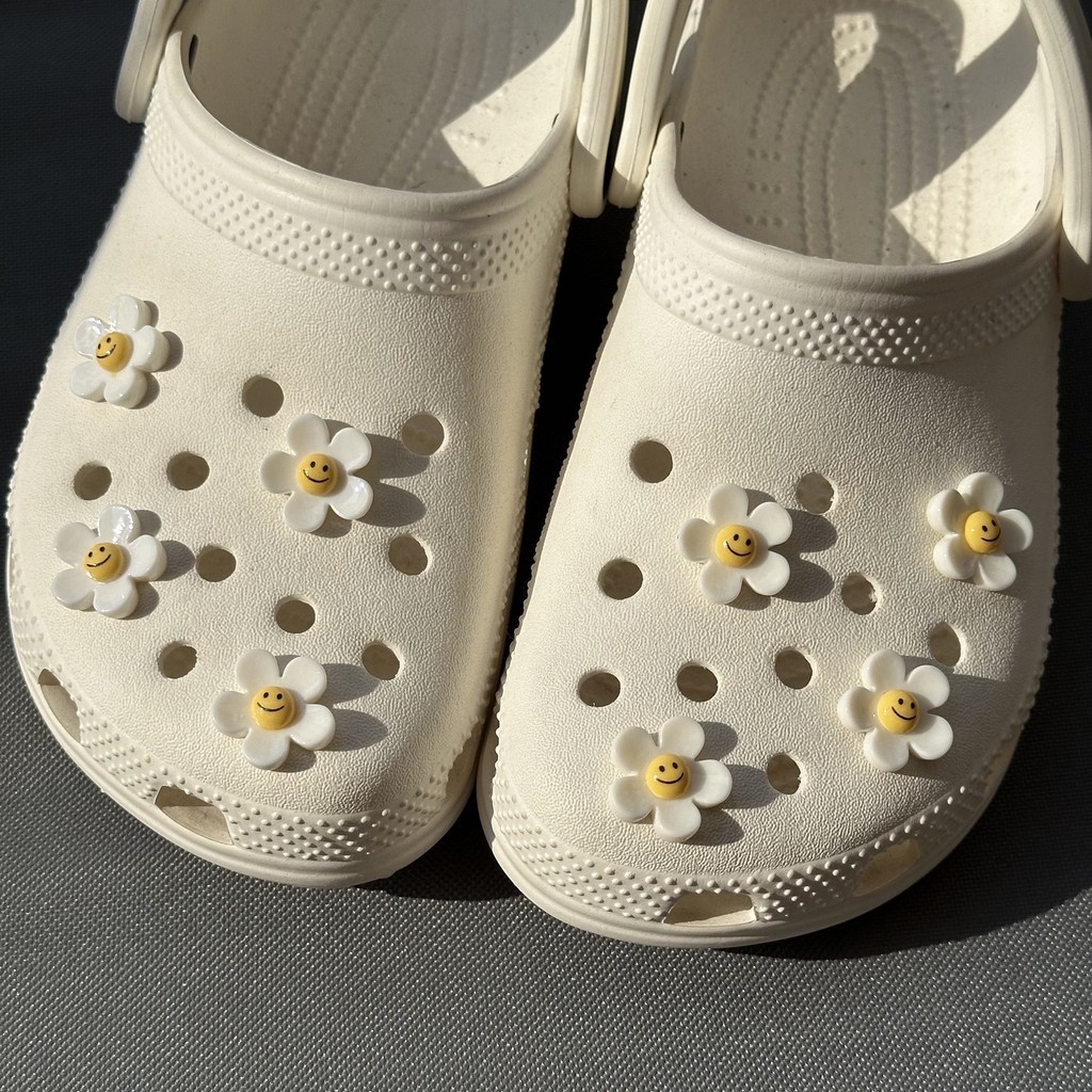 Ins ดอกไม้ดอกทานตะวัน Smile Daisy jibbits สําหรับ crosc สาว Charm ปุ่ม DIY อุปกรณ์เสริมสําหรับผู้หญิงรองเท้าหัวเข็มขัดรองเท้าตกแต่ง NO รองเท้า