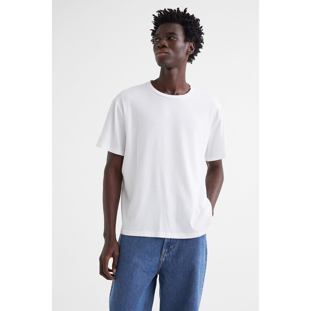 H&M(เอชแอนด์เอ็ม) เสื้อยืดทรงพอดีตัวผ้าคอตตอนแต่งผ้าถักลาย Man Regular Fit Ribbed cotton T-shirt 107