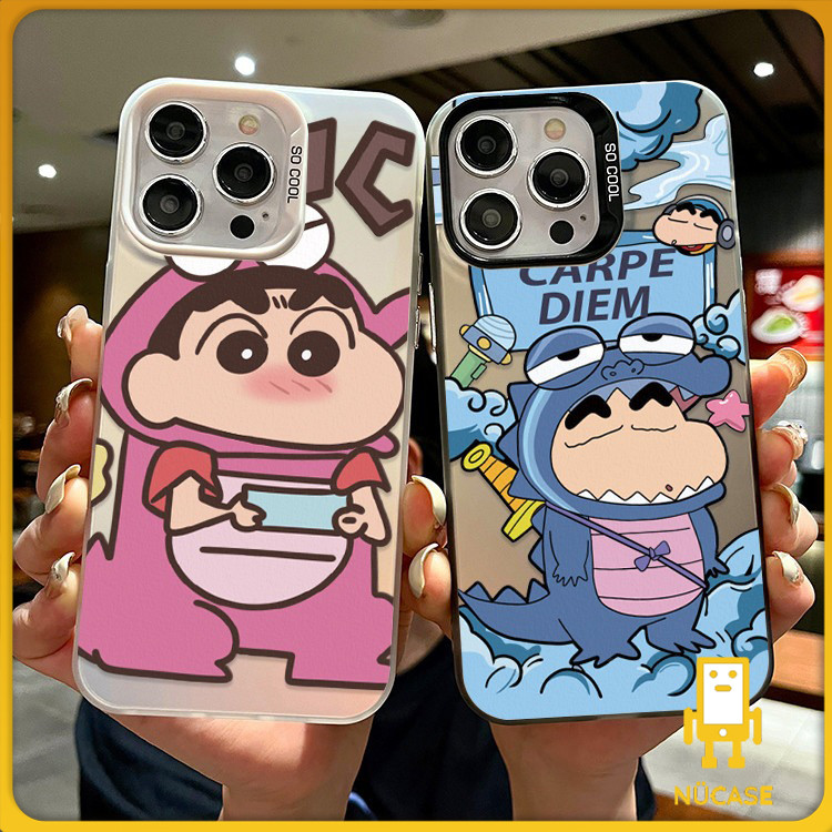 COD ใช้ได้กับ iphone 11 13 12 14 15 16 Pro MAX 14 15 7 Plus XR XSMAX เคสโทรศัพท์คู่รักเครยอนชินจังแต่งตัวไดโนเสาร์ – โปรปัง