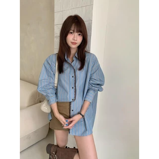 Chili Koko เสื้อเชิ้ตแขนยาวลายทางแนวตั้งสีน้ำเงินสำหรับผู้หญิงในช่วงฤดูร้อนสไตล์เกาหลีแฟชั่นลำลองหลวมปักสีตัดกัน 99140