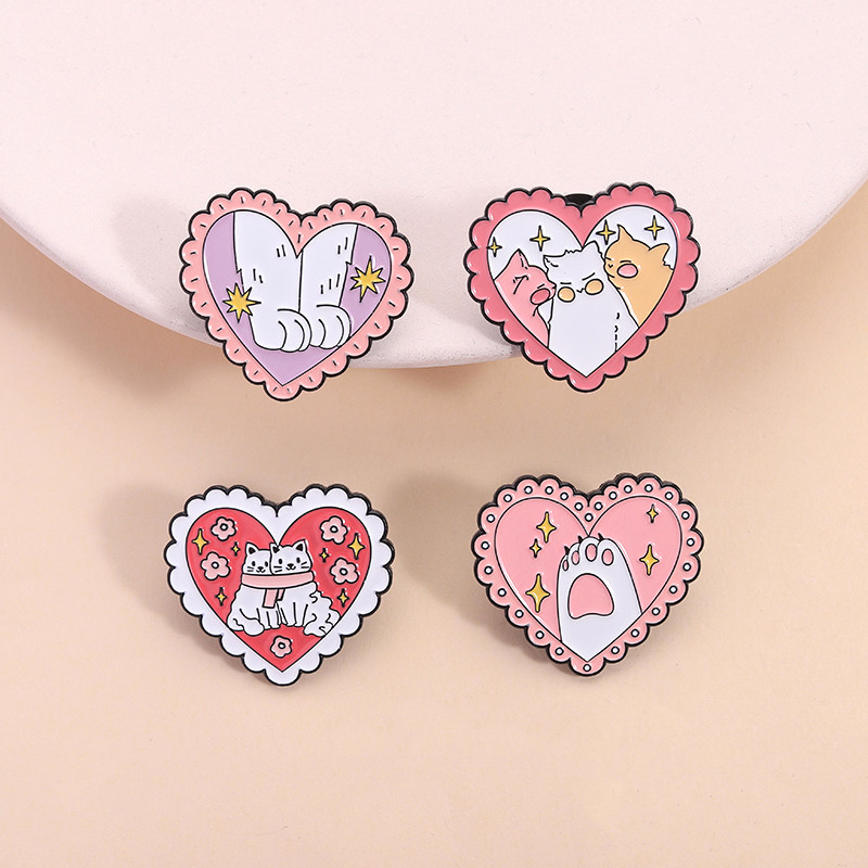 เข็มกลัดหัวใจสีชมพูการ์ตูนแมวน่ารัก ป้ายโลหะสร้างสรรค์ เครื่องประดับเสื้อผ้าของขวัญสำหรับเพื่อน