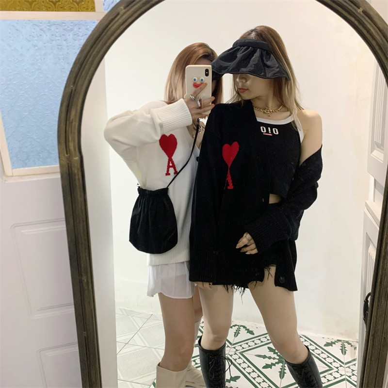 สไตล์ใหม่ Ami Love Series Big Love เสื้อกันหนาว Love A ตัวอักษรสีขาวหัวใจ Jacquard เสื้อกันหนาวถัก V