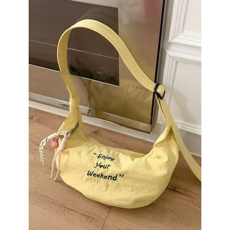 กระเป๋าผ้าแคนวาสไนลอนลําลองหญิง 2025 สไตล์ใหม่แฟชั่นอินเทรนด์เกาหลีกระเป๋าอานตัวอักษร All-Match Cros