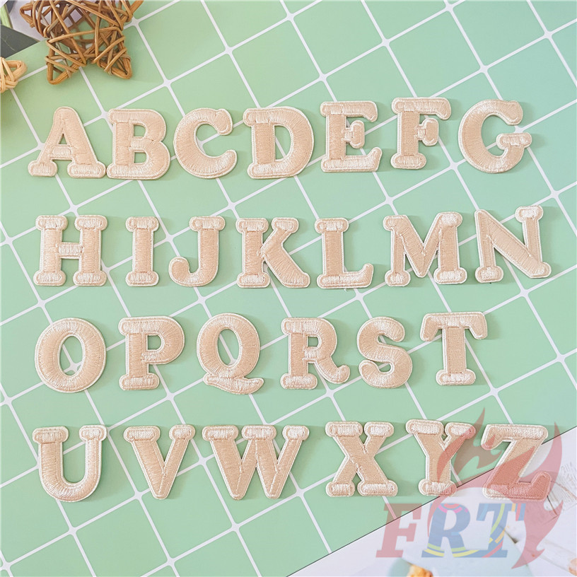 สีเบจ . English Letters Series 01 แพทช์สติ๊กเกอร์มีกาวในตัว 1 ชิ้นตัวอักษร DIY เย็บปักถักร้อยเหล็กบนป้ายแพทช์ตกแต่งผ้า