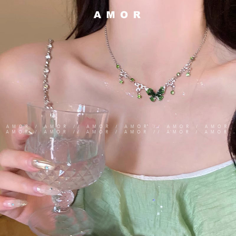 สร้อยคอผีเสื้อคริสตัลสีเขียวขั้นสูงสําหรับผู้หญิงหรูหราเบาๆโซ่กระดูกไหปลาร้าเฉพาะกลุ่ม