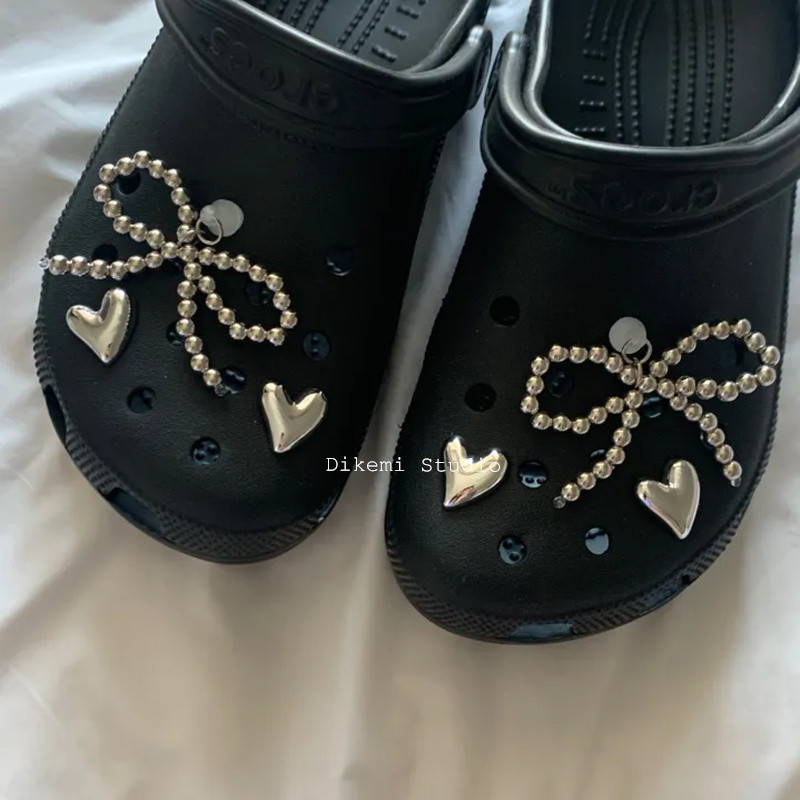 เกาหลี Ins Niche Y2K Sweet Cool Silver Beaded Bow Heart Fit สําหรับ Crocs รองเท้าหัวเข็มขัด DIY อุปกรณ์เสริม