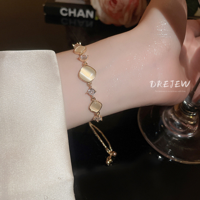 DREJEW เดรช เพชรที่สวยหรูตารางตาแมวเย็บสร้อยข้อมือแฟชั่นสร้อยข้อมือฝรั่งเศสแสงหรูหราซอกอารมณ์เครื่องประดับมือสําหรับผู้หญิง