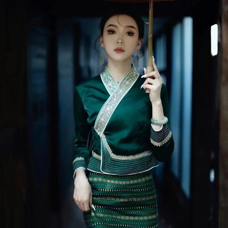 สินค้าใหม่พร้อมสต็อกพรีเมี่ยมท่องเที่ยวการถ่ายภาพตะวันตกรุ่นคู่นาสไตล์ใหม่ ซึบะ เสื้อผ้าชุดสตรีขนาดใหญ่ ผอมลง ดูเสื้อผ้าทํางาน เสี่ยวหงซู่ โพธิ์20241012