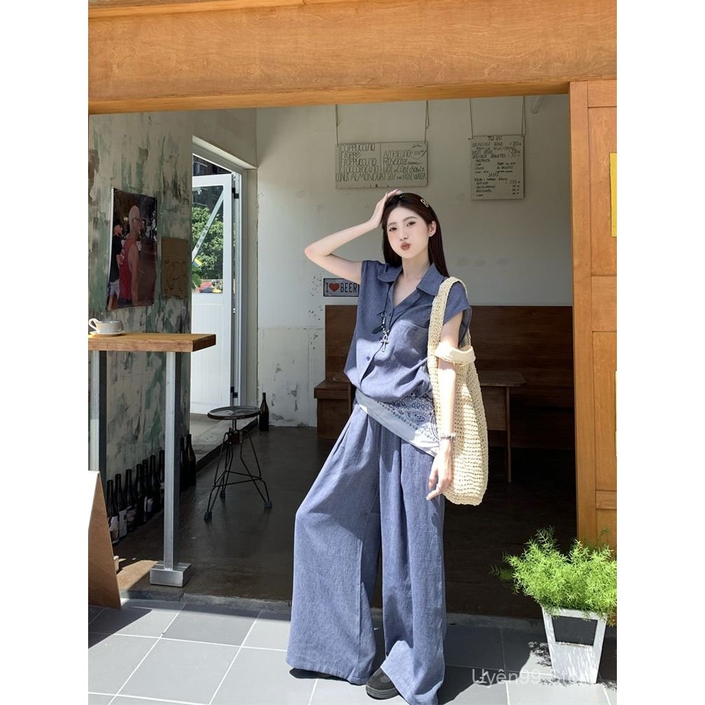 [KPI1]เสื้อเชิ้ตคอปกเปิดลงแขนกุดสุดเท่ Set ผสมผสานกับกางเกงหลวมแฟชั่น เหมาะสําหรับลุคผู้หญิง