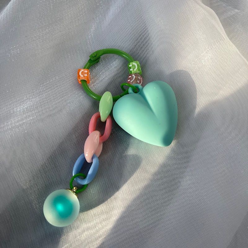 4韩国糖果色爱心桃心金属钥匙扣airpods挂吊坠汽车饰品挂Korean candy colored heart-shaped peach heart metal keychain A20250715