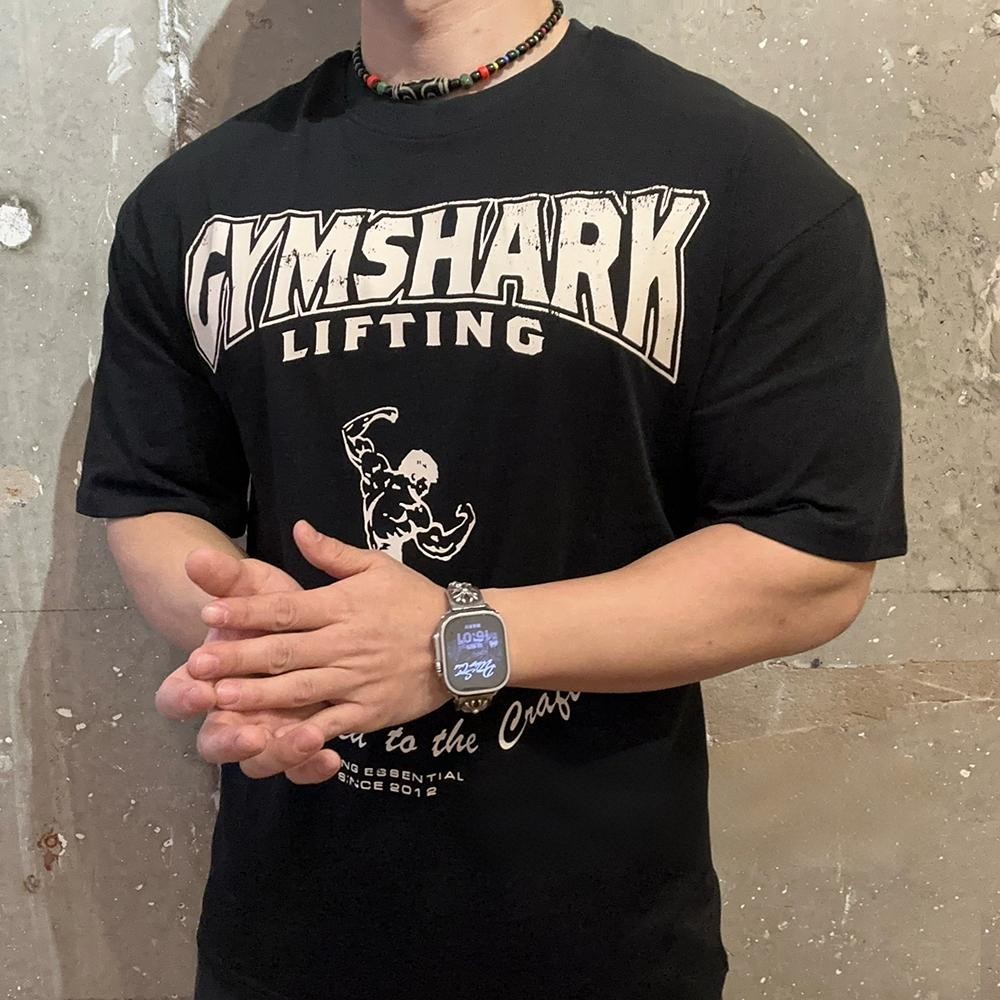 เสื้อกีฬาแขนสั้นผ้าฝ้ายระบายอากาศ ทรงหลวมเข้ารูป ลายกล้ามปลาฉลาม สําหรับผู้ชายและผู้หญิง