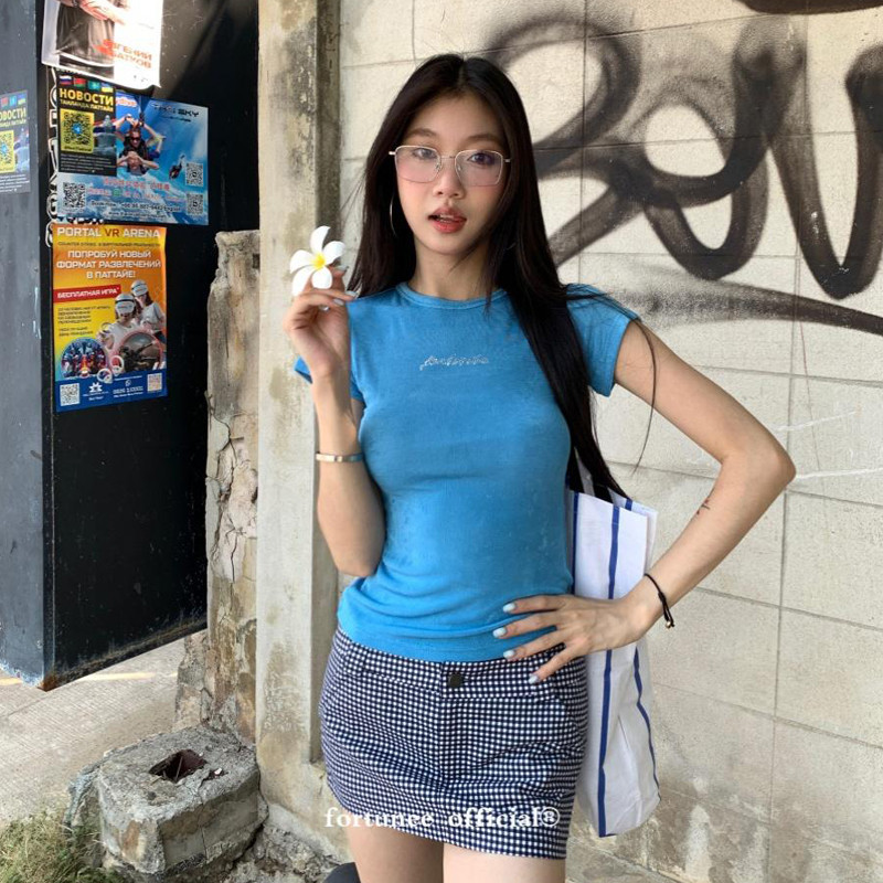 Fortunee เสื้อยืดแขนสั้นสีแดงและฟ้า ไหล่ตรง ลายเพชรตัวอักษร สำหรับผู้หญิง เสื้อเข้ารูปเข้าทรง