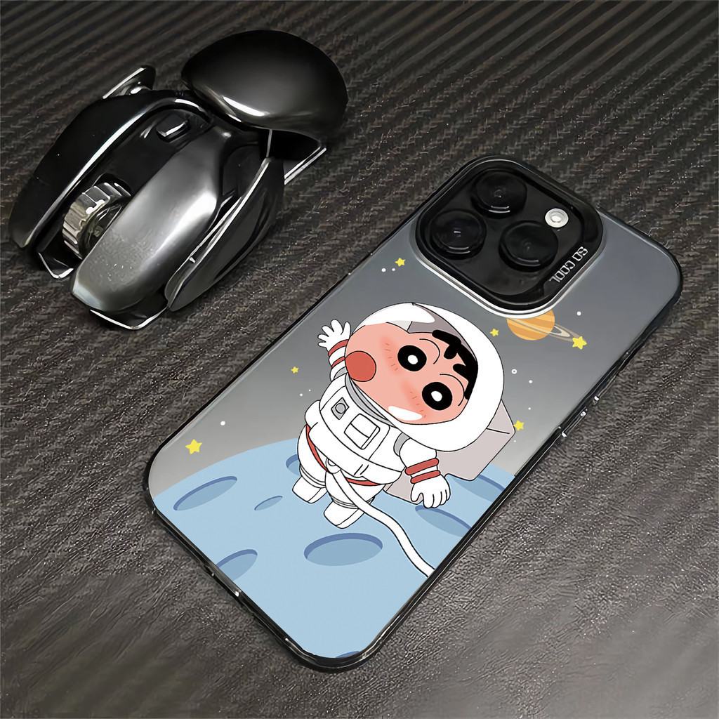 Hard IMD สําหรับ iphone 11 pro max 15 14 13 12 7 8 Plus X XR XSMax การ์ตูน Crayon Shin chan นักบินอวกาศเลนส์กรอบกันกระแทก