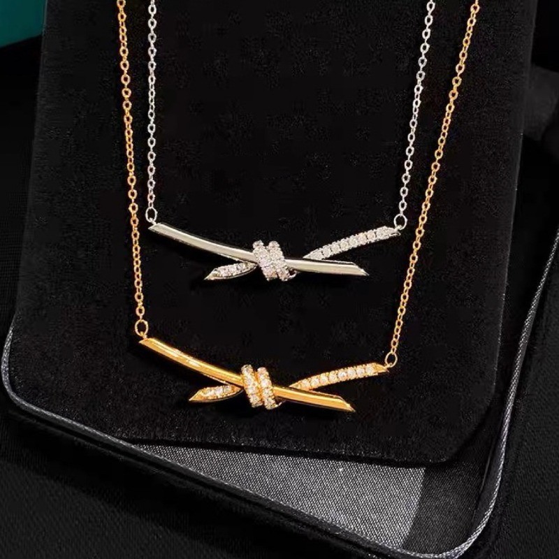 ด้วยเพชร T Bow Knotted สร้อยคอไขลานหญิง Kon แหวนคู่ High-End หรูหราแฟชั่น Clavicle Chain