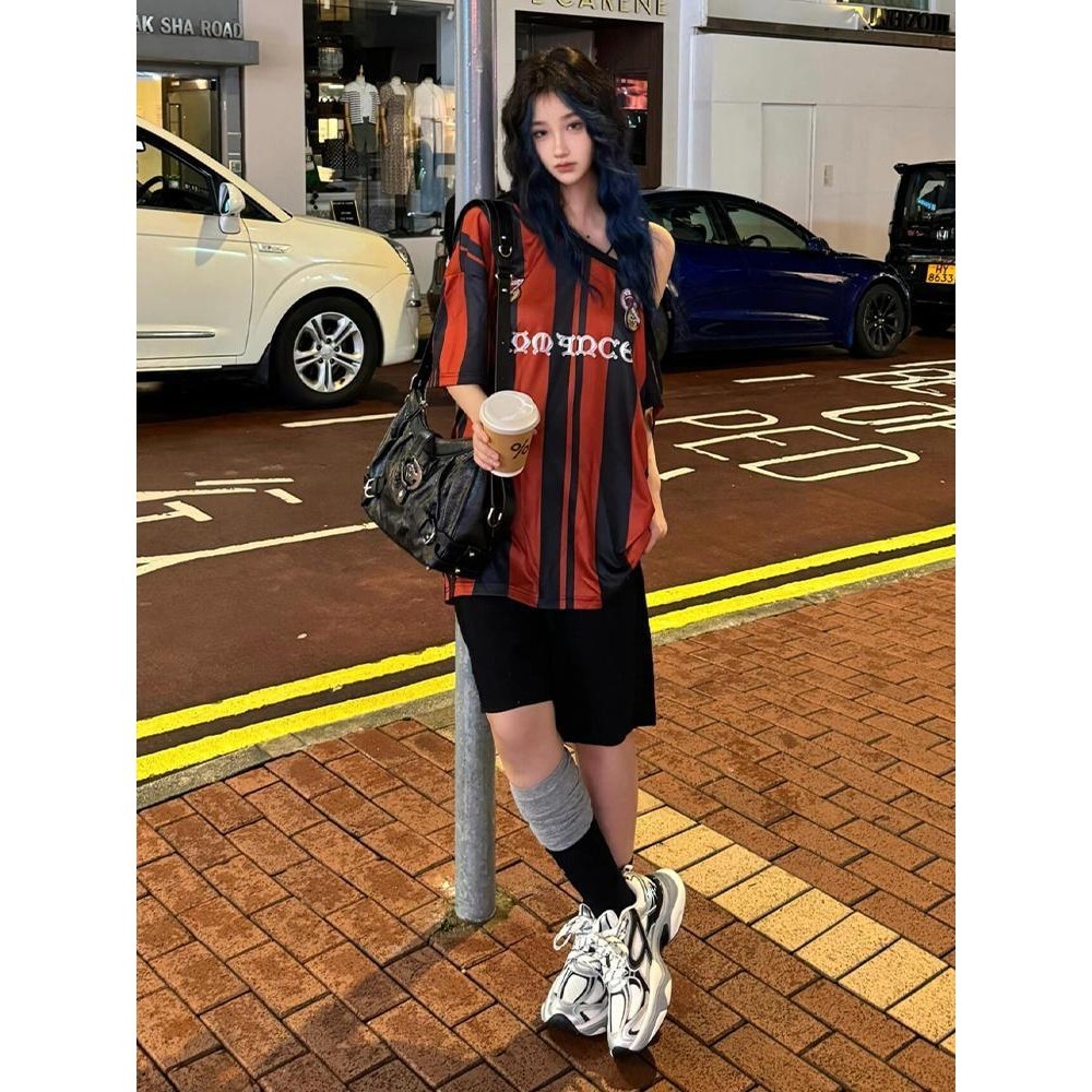 Off-the-shoulder Street Hot Girl American แขนสั้นฤ 2025 เสื้อยืด Jersey สไตล์ลาย Contrast สีหลวมสไตล์ใหม่ F