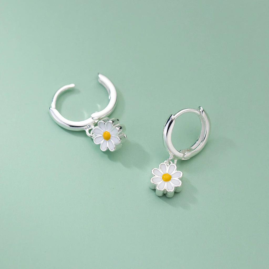 Daisy Hoop ต่างหูสําหรับผู้หญิงดอกไม้งานแต่งงาน Hypoallergenic ต่างหูเจ้าสาวแฟชั่นหูหัวเข็มขัดต่างหูชุบเงินเครื่องประดับ