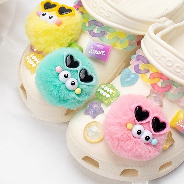 Jibbitz Crocs Charm รองเท้าหัวเข็มขัด Croc Plush Sphere คู่ของขวัญสร้างสรรค์ 3D Crocs DIY รองเท้าอุปกรณ์เสริม