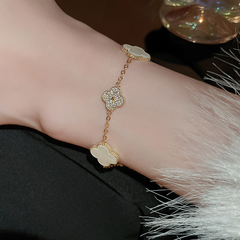 CODส่งเร็ว⚡สร้อยข้อมือ 18K หญ้านําโชค รูปใบหญ้าสี่แฉก หรูหรา โนเบิล เครื่องประดับสำหรับผู้หญิง.cobrandier.COD