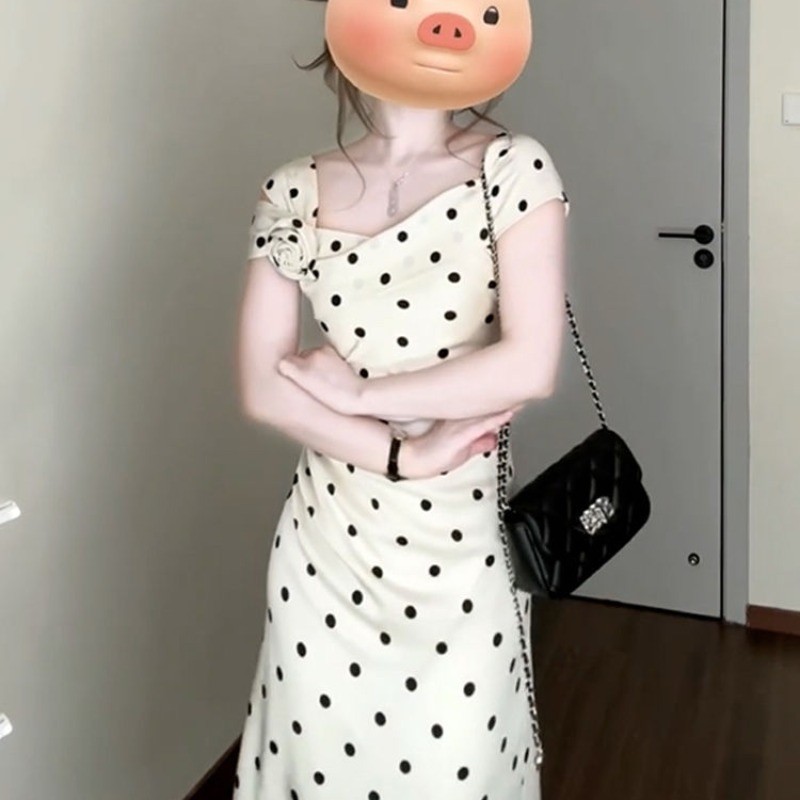 ชุดลายจุดสีขาวยอดนิยมสำหรับผู้หญิงฤดูร้อนปี 2025 กระโปรงยาวเอวแคบ มีกระเป๋าสะโพกและดอกไม้สามมิติ