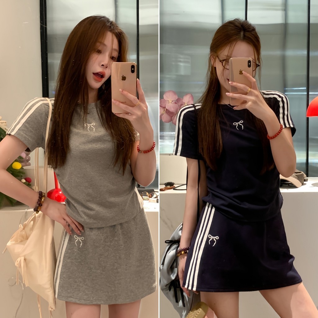 cherryshop🍒พร้อมส่ง ชุดเซ็ทผู้หญิง ชุดเซ็ทสวยๆ2ชิ้น เสื้อยืดผู้หญิง＋กระโปรงสั้น  2สี แขนสั้นพิมพ์โบว์น่ารัก สไตล์เกาหลี