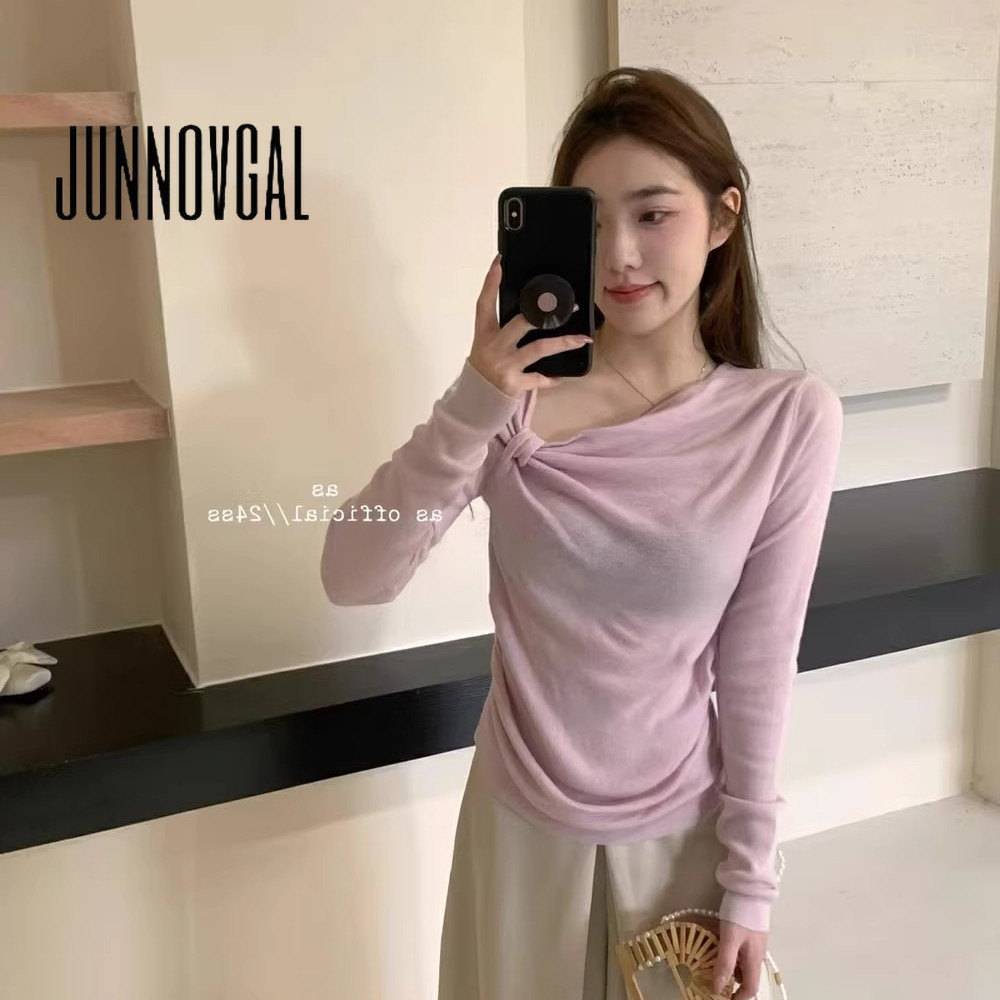Junnovgal เสื้อยืดผู้หญิงถักโปร่งแสงสีทึบคอไม่สมมาตร 2024 แขนยาวสไตล์ใหม่