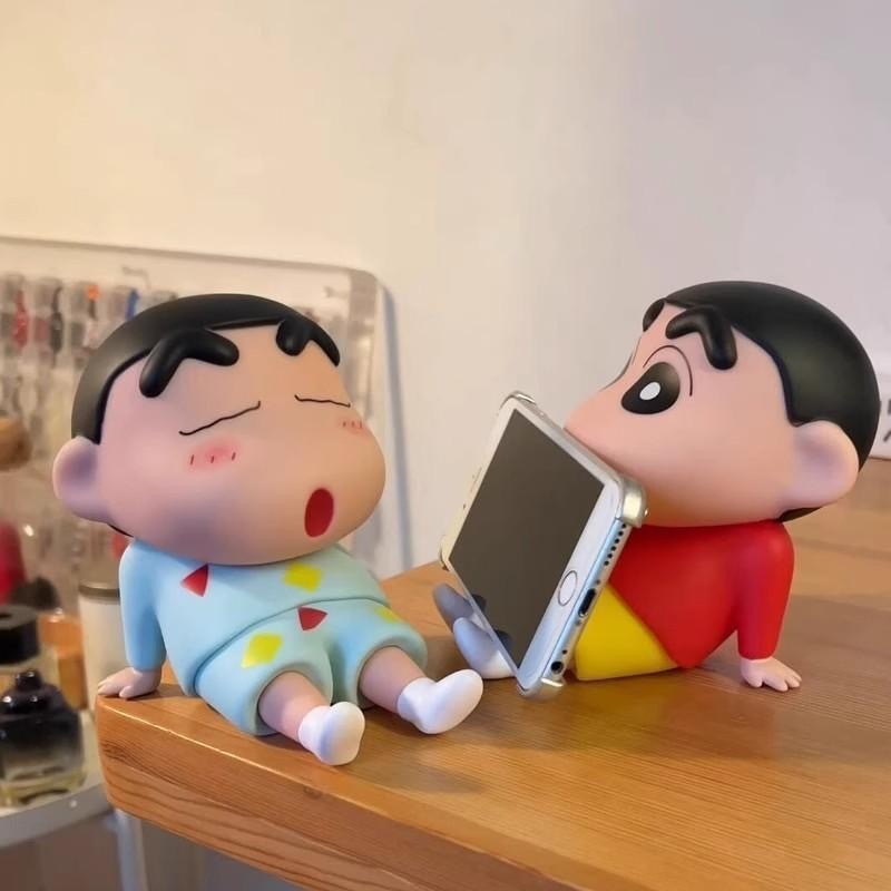 ขาตั้งมือถือ (ไม่มีกล่อง) Crayon Shin-Chan ลายเครยอนชินจังใส่ชุดนอน ชินจังขี้เกียจ สุดน่ารัก แข็งแรงทนทาน